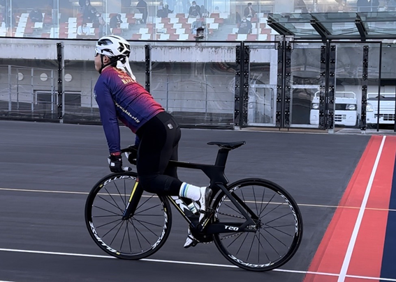 スタンディング練習を行う青木選手