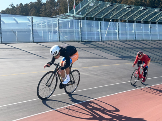 1周1周のインターバル練に取り組む加藤選手と多田選手