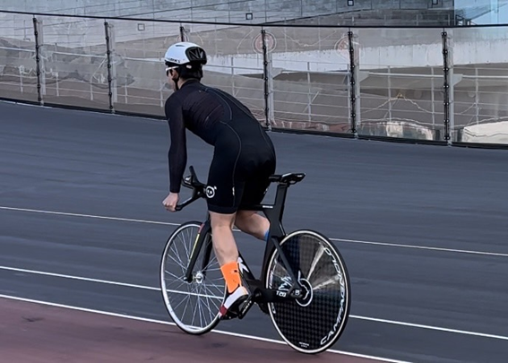 スタンディング練習を行う内田選手